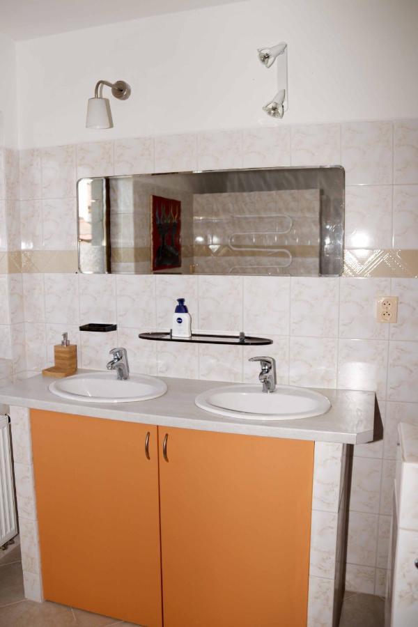 Apartman U Vagnera ดวูร์กราโลเว นัด ลาเบม ภายนอก รูปภาพ