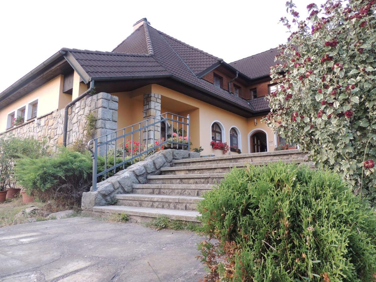 Apartman U Vagnera ดวูร์กราโลเว นัด ลาเบม ภายนอก รูปภาพ